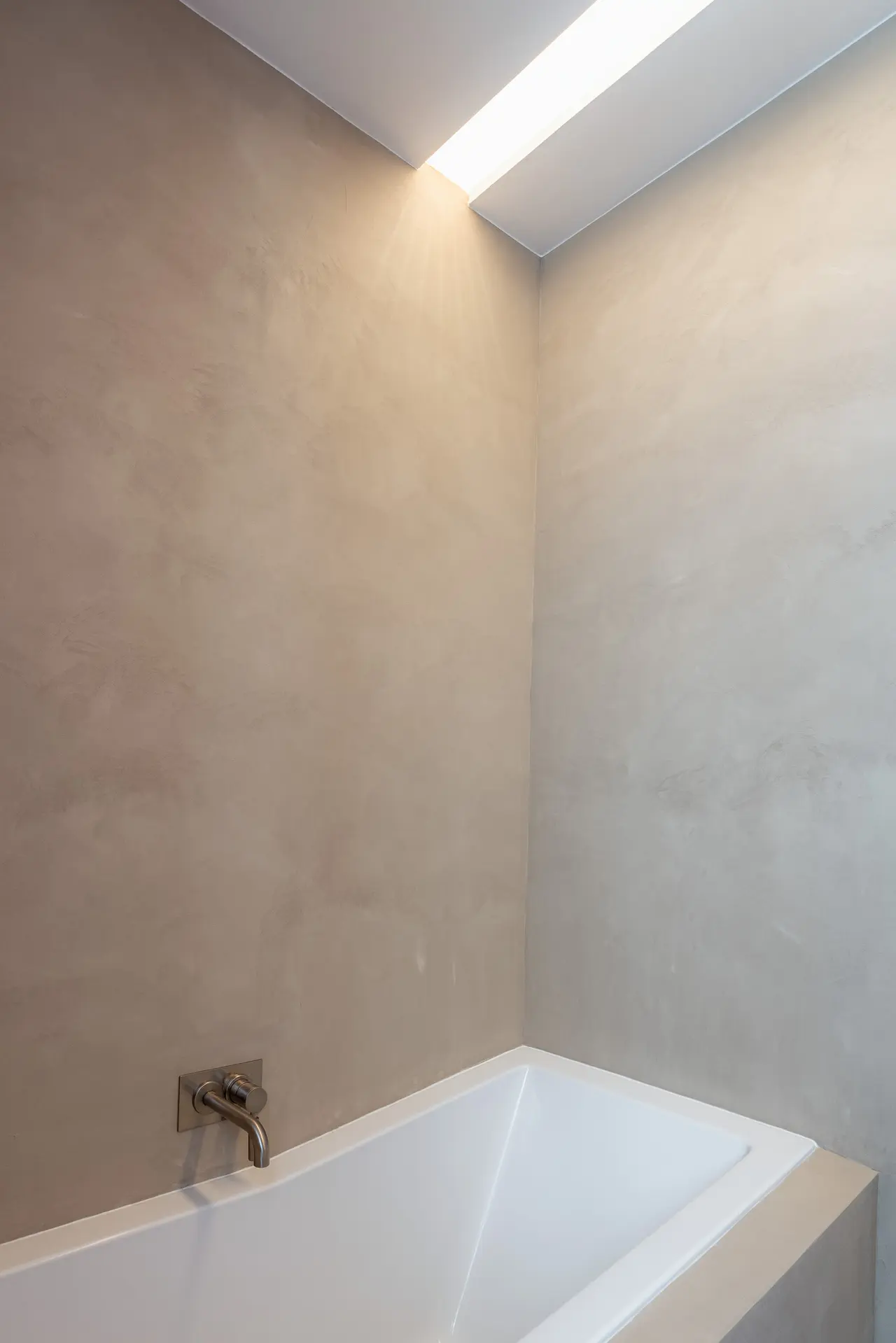 Baignoire encastrée dans le béton ciré.