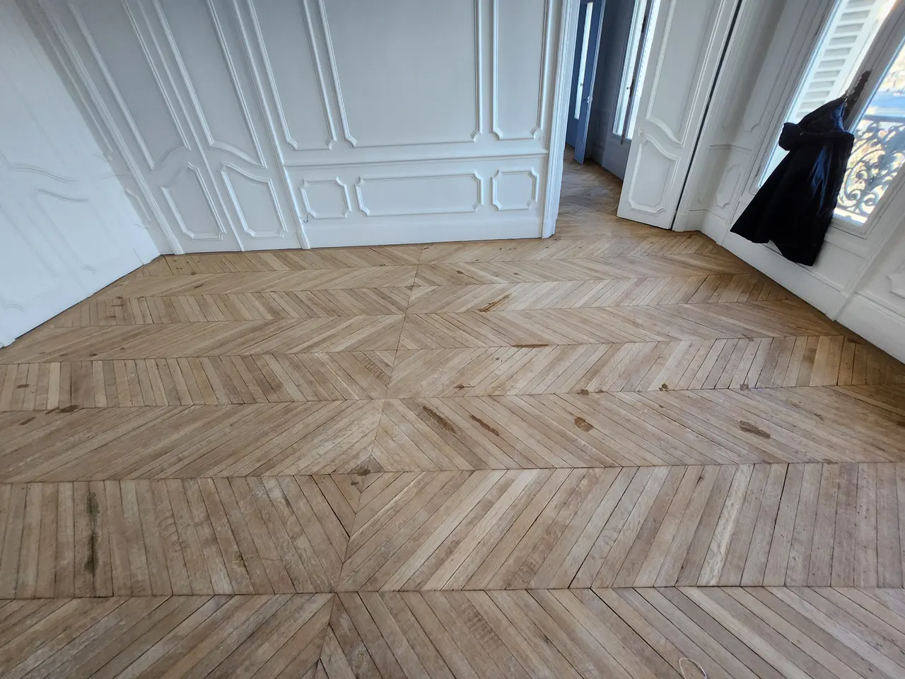 Le parquet point de Hongrie poncé, avant la finition.