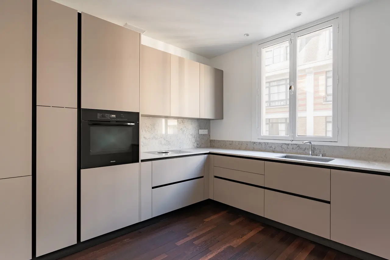 La cuisine italienne, façades taupe, plans en quartz.