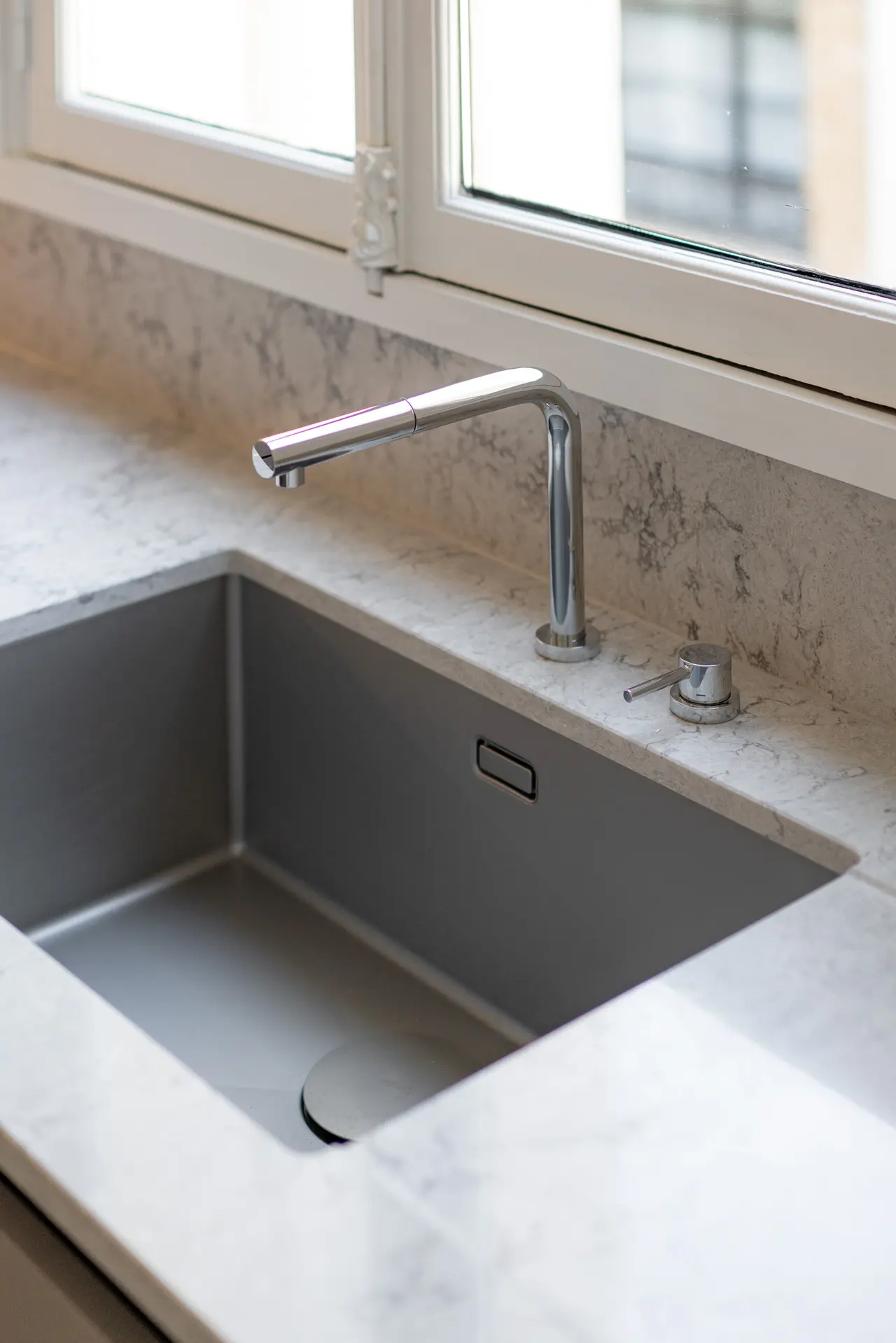 Évier sous plan et robinet, plan en quartz.