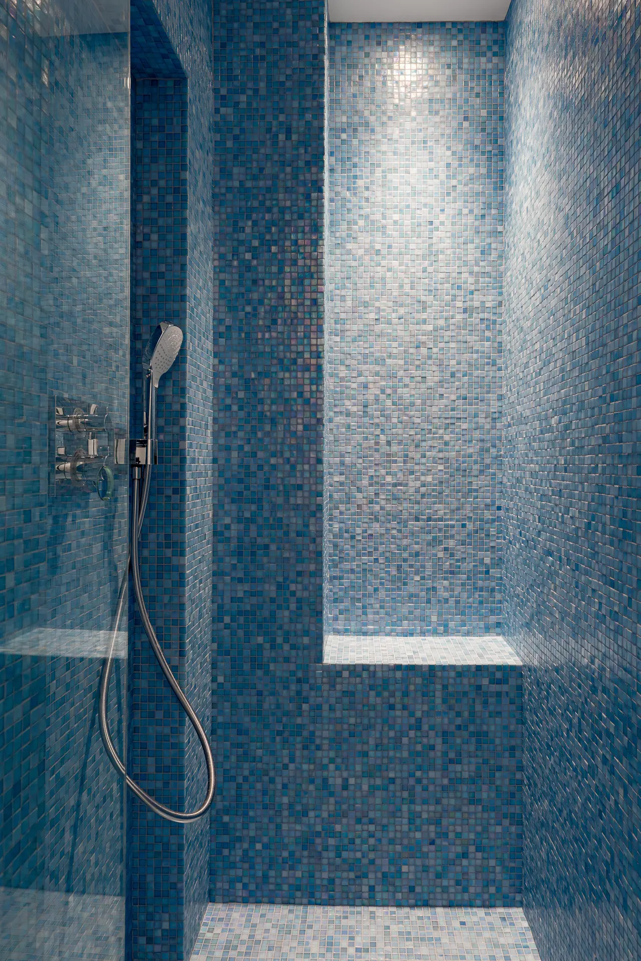 Douche habillée de mosaïque bleue.