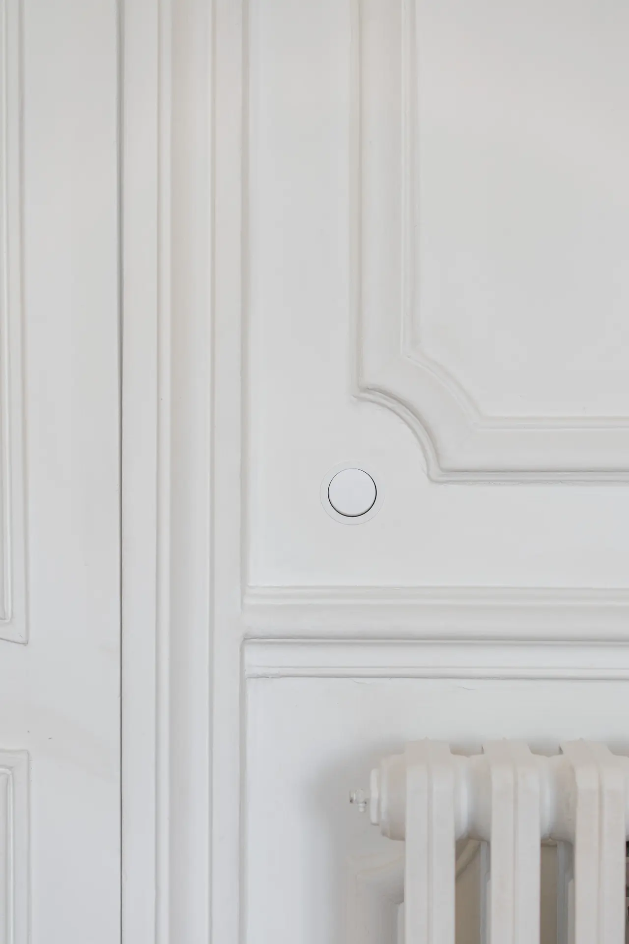 Détail de moulures et d'un radiateur en fonte.