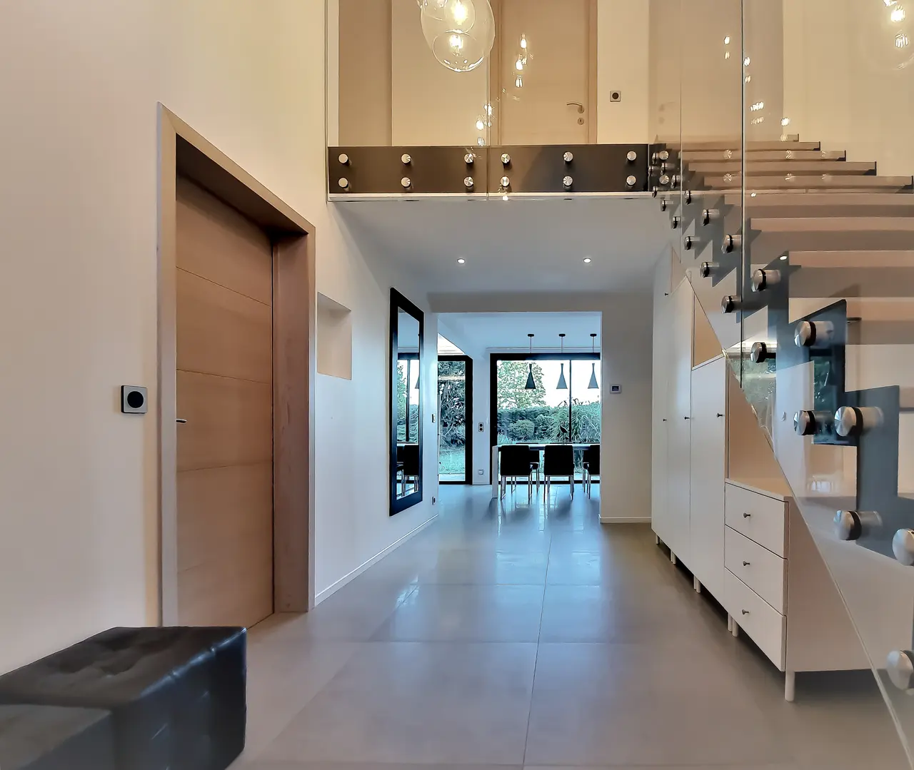 L'entrée et la mezzanine.