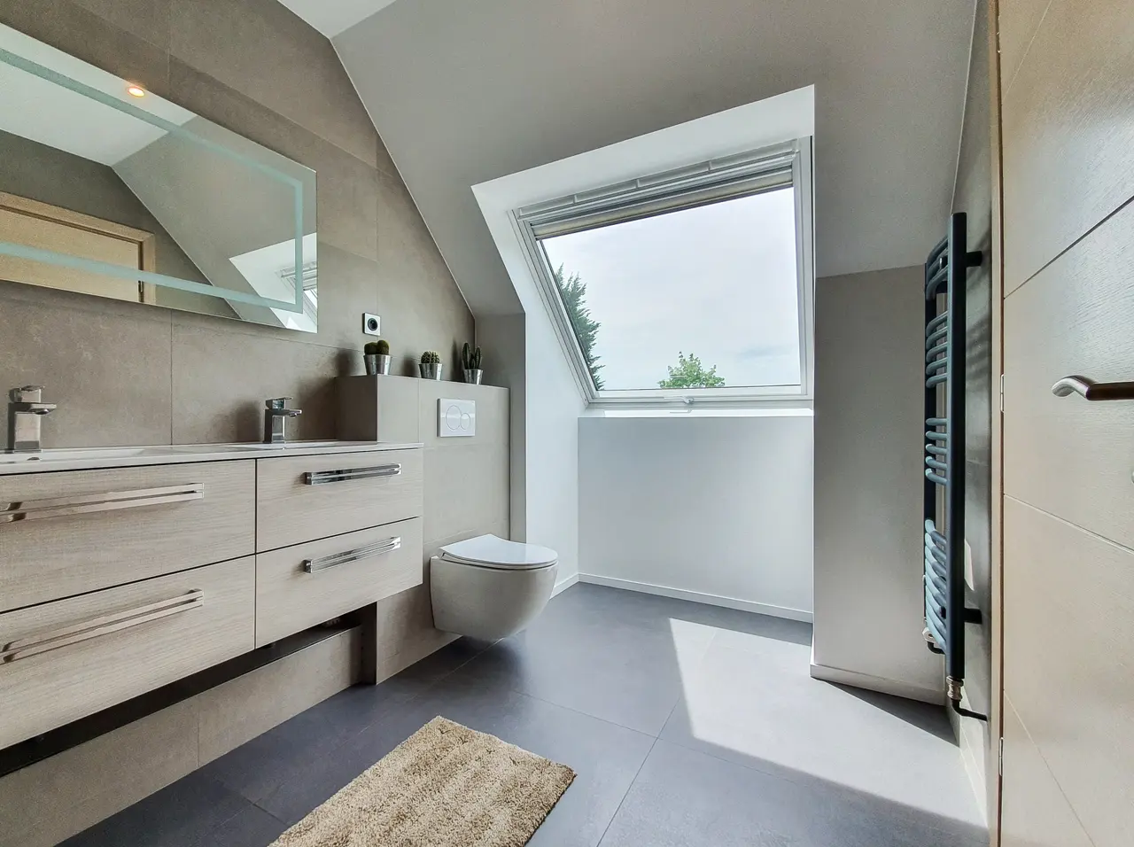 Salle d'eau sous les combles, double vasque.