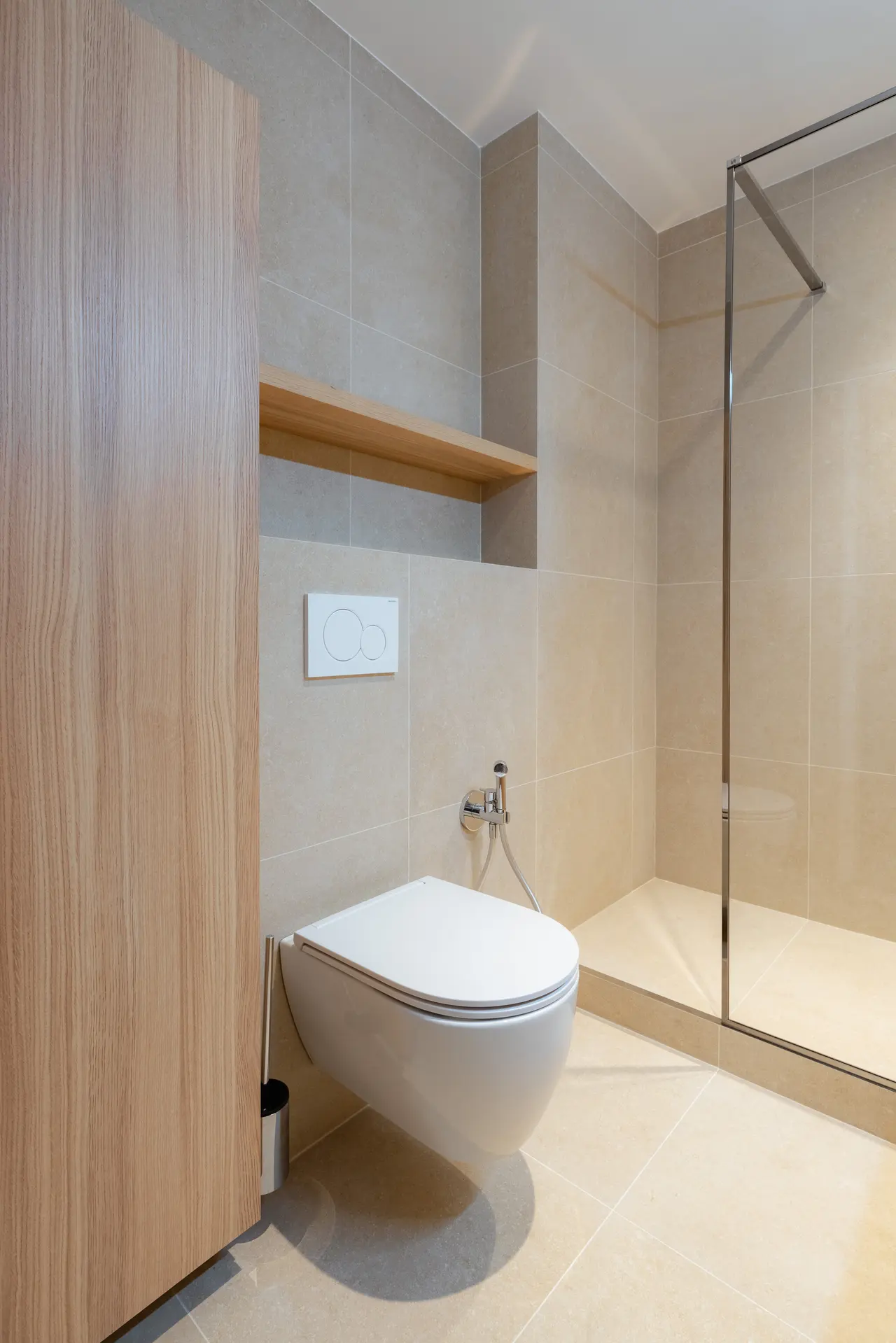 WC suspendu et colonne de rangement en bois.