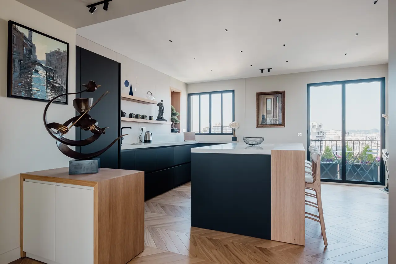 Vue d'ensemble de la cuisine ouverte.