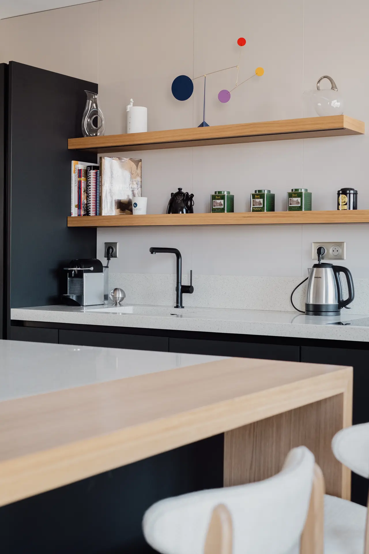 Niche en chêne dans les rangements.