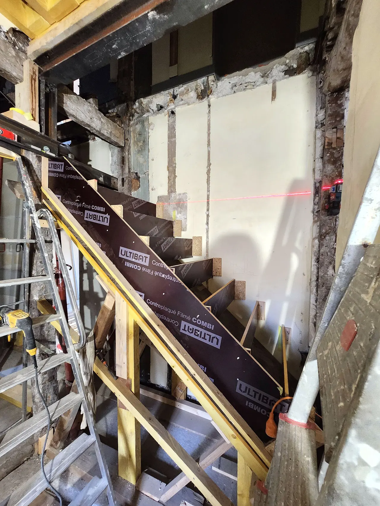 Coffrage de l'escalier, tracé au laser.