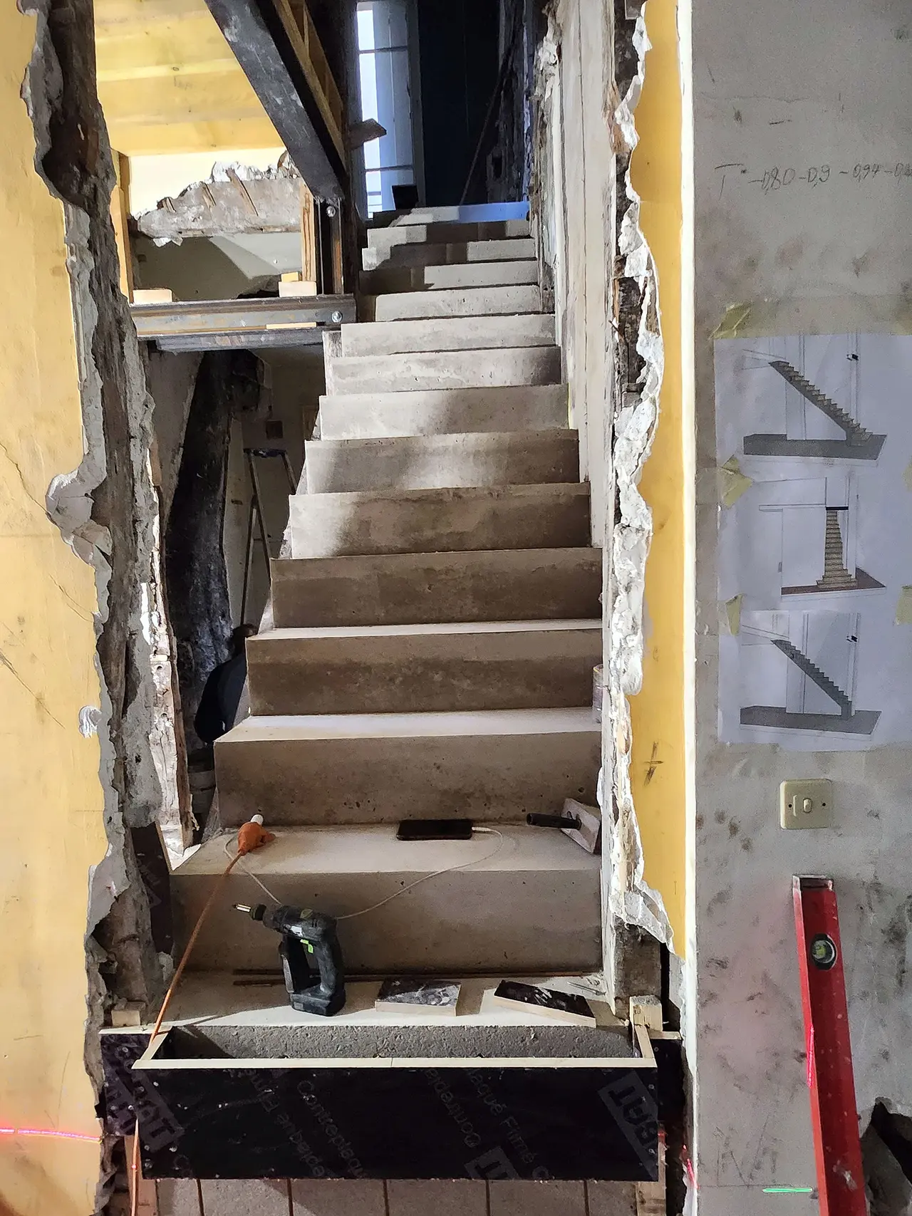 L'escalier maçonné, brut de décoffrage.