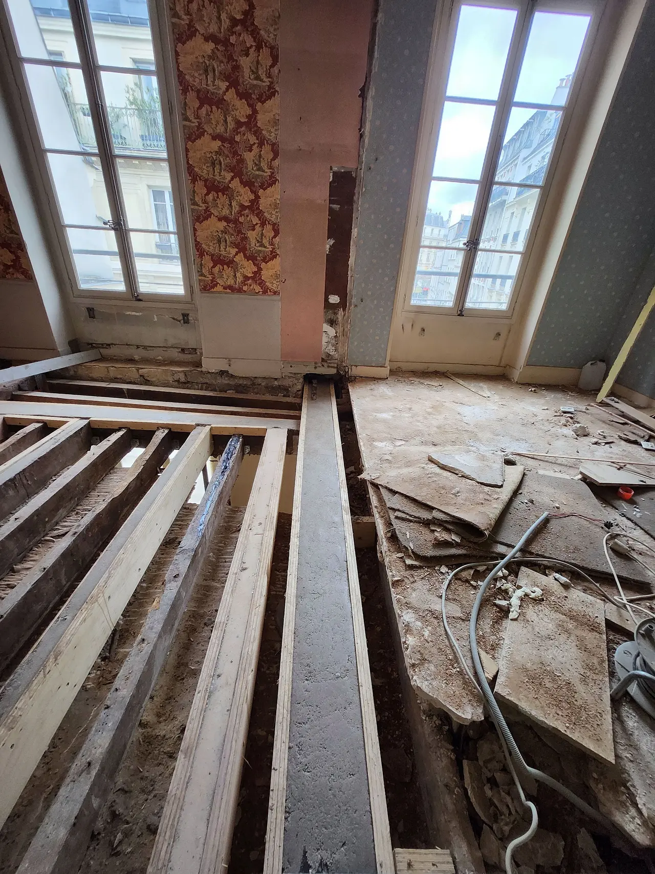 Plancher mis à nu, solives apparentes.