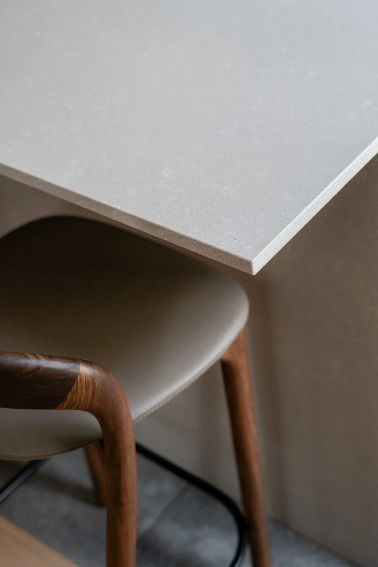 Détail du plan de travail en quartz et d'un tabouret.
