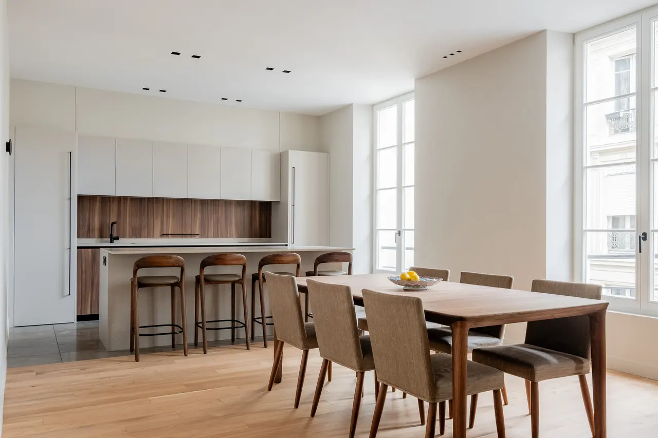 La salle à manger dans le prolongement de la cuisine.