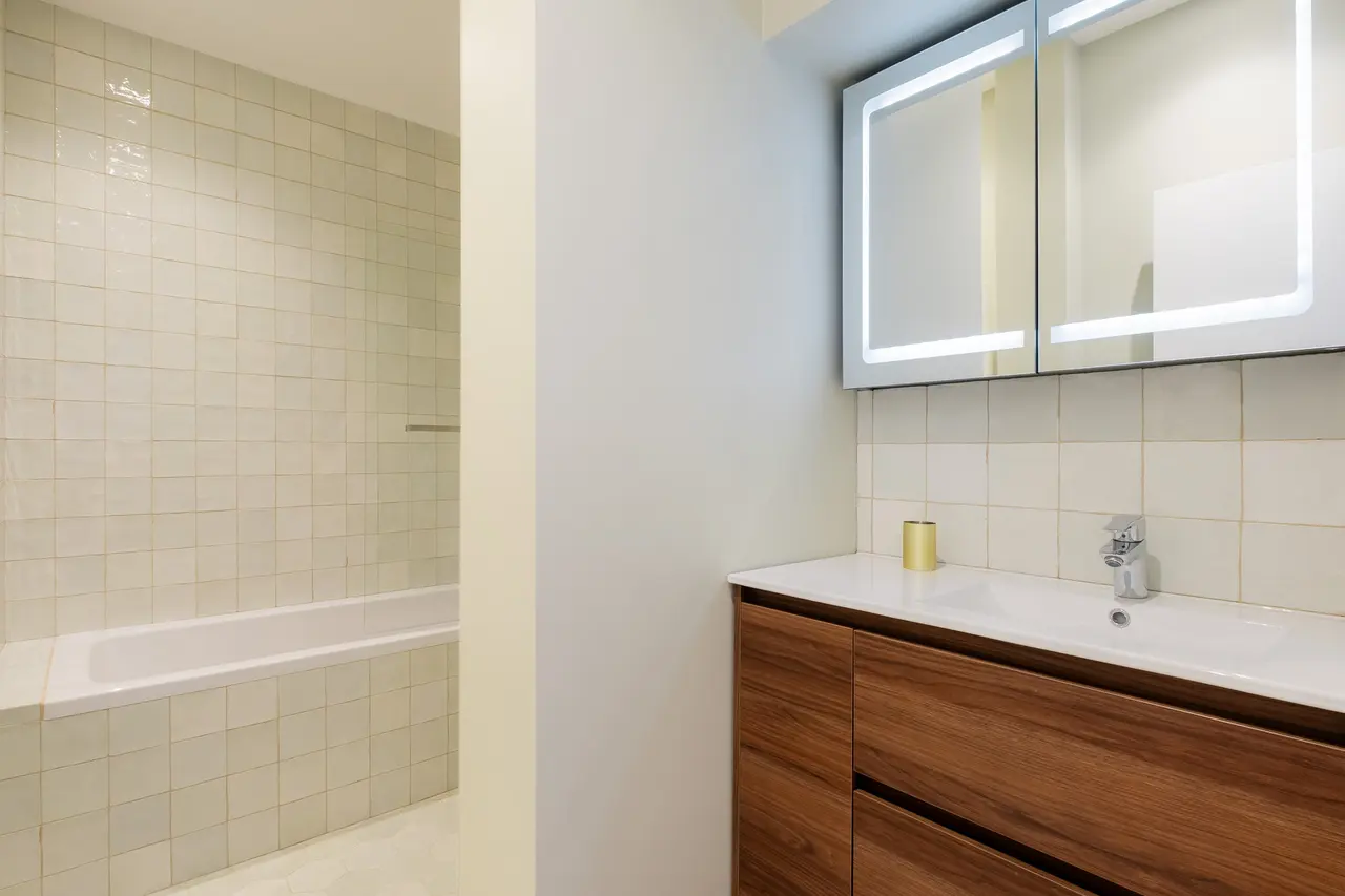 Seconde salle de bains, meuble en noyer et baignoire.