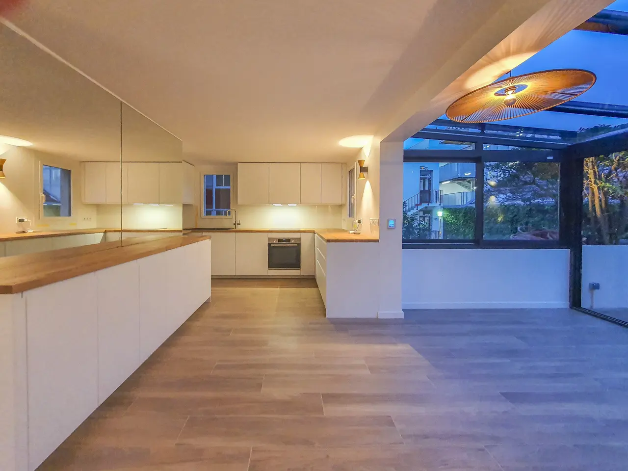La cuisine ouverte, plan en bois.