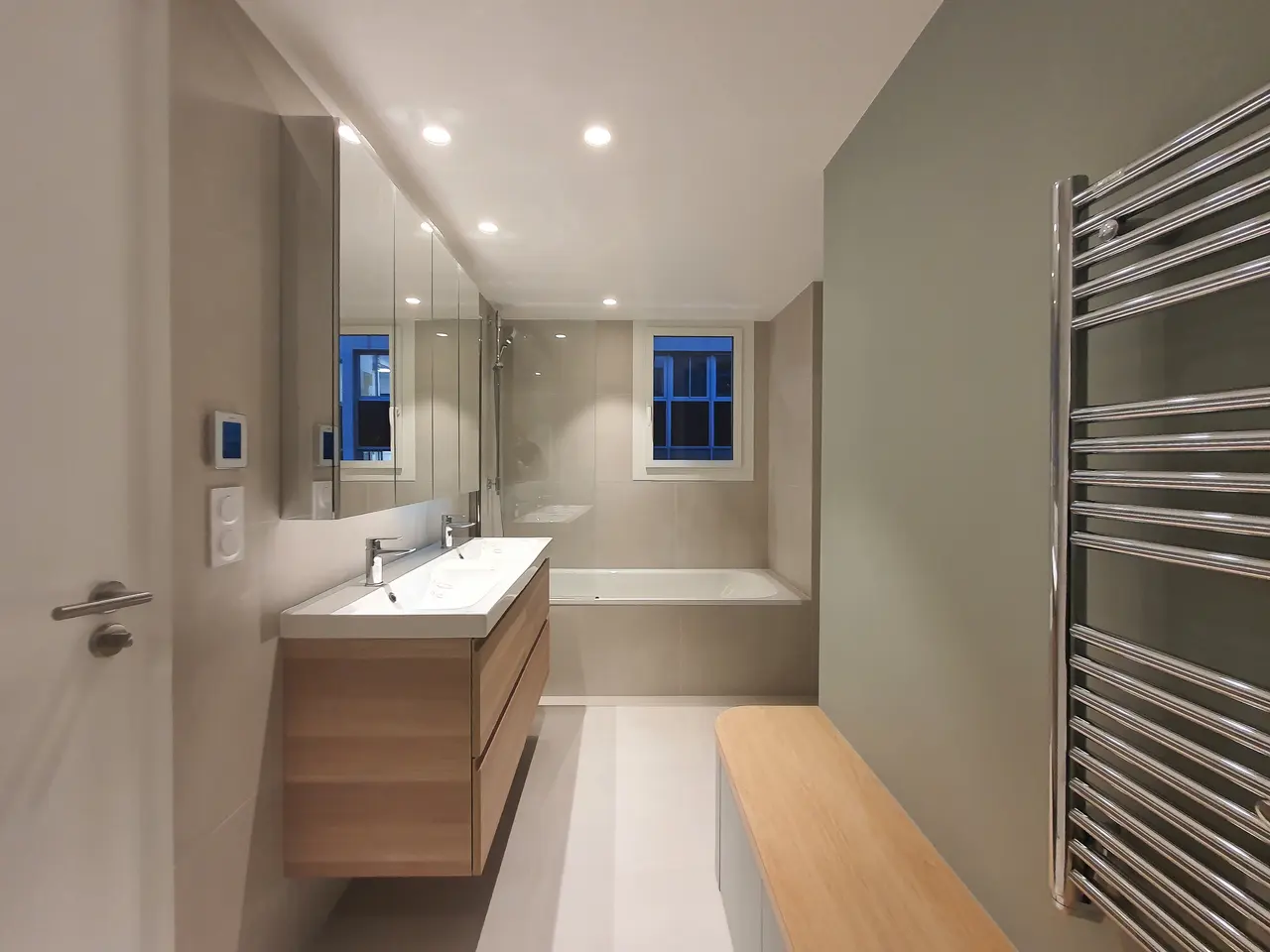 Salle d'eau, meuble suspendu en bois.
